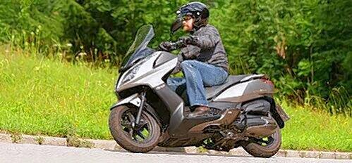 In 2,5 Sekunden auf 50, in 10,5 Sekunden auf 100 km/h: Der Kymco Downtown 300i bringt&rsquo;s auf 33 PS.