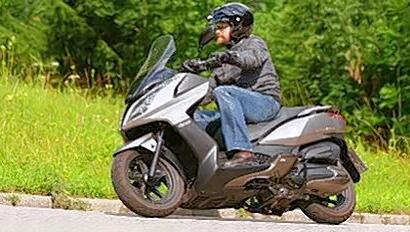 In 2,5 Sekunden auf 50, in 10,5 Sekunden auf 100 km/h: Der Kymco Downtown 300i bringt’s auf 33 PS. In 2,5 Sekunden auf 50, in 10,5 Sekunden auf 100 km/h: Der Kymco Downtown 300i bringt’s auf 33 PS.