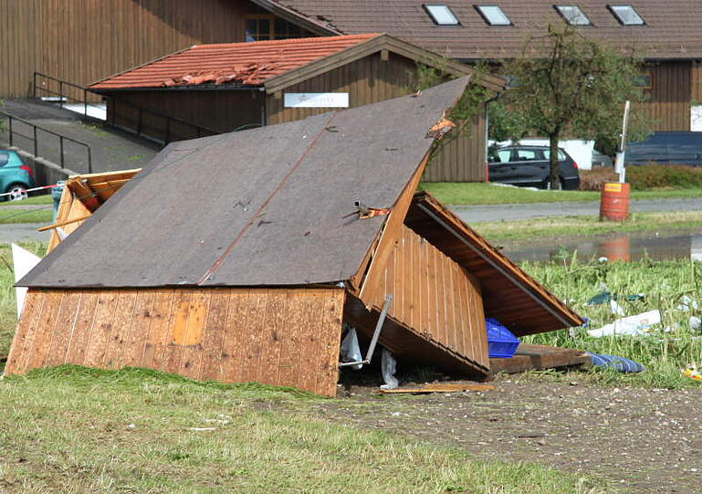Hagel, Regen, umgeknickte Bäume, vollgelaufene Keller - Heftige Unwetter sind am Mittwochabend über Bayern gezogen. Die Bilder.