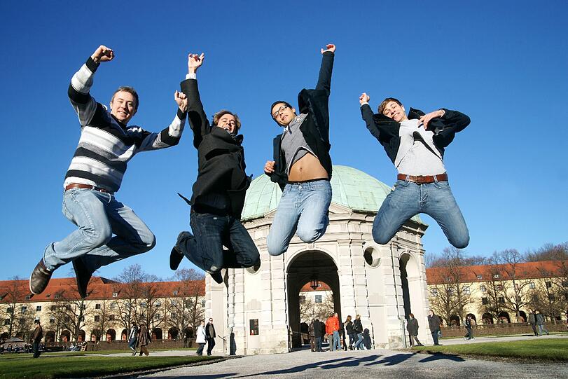 Hoch hinaus im Hofgarten: Dennis Wangerin, Roman Kling, Marcelo Hiering und Jean-Marie Hofgbauer helfen bei guten Vorsätzen.