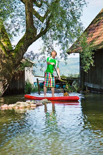 Fanatic-Teamfahrer Fabian Weber erkundet das Hochwasser in Diessen am Ammersee per Stand Up Paddeling