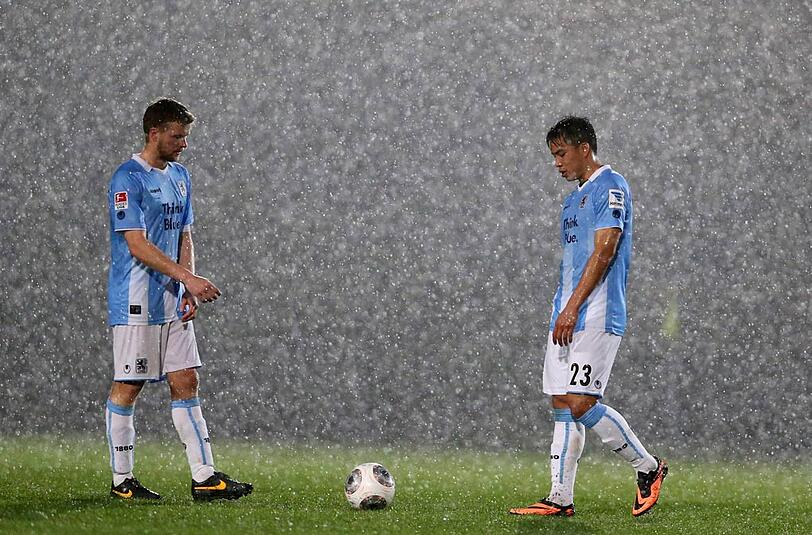 Die Dusche gab es schon auf dem Platz: Stephan Hain und Bobby Wood.