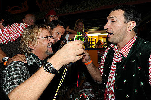 Nicht alle Promis beschränkten sich auf den Bierkonsum: Hochprozentiges für Medienmanager Martin Krug (l) und Profiboxer Wladimir Klitschko (r).