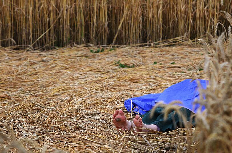Der Kornkreis in Raisting zieht haufenweise Schaulustige an. Die Bilder.