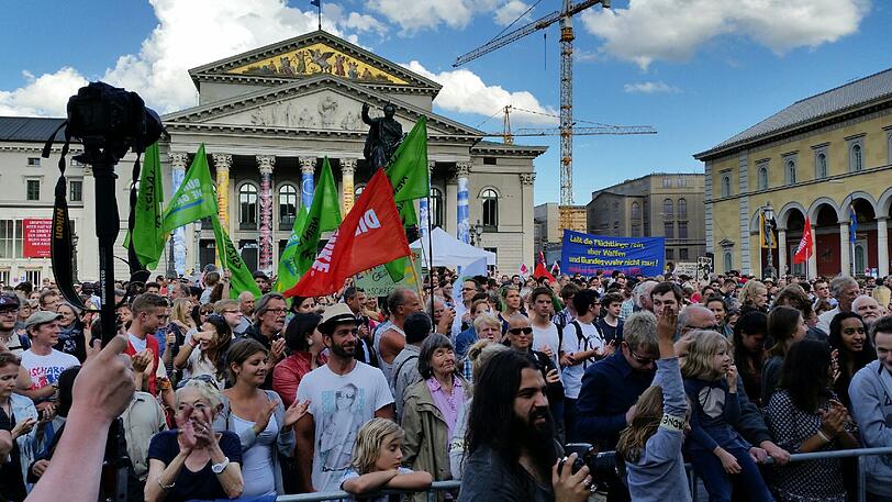 Tausende Demonstranten vor der Residenz!