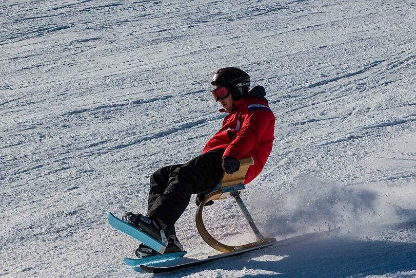 Auf dem Skifox lässig den Hang hinuntergleiten.