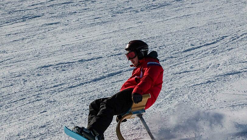 Auf dem Skifox lässig den Hang hinuntergleiten. Auf dem Skifox lässig den Hang hinuntergleiten.