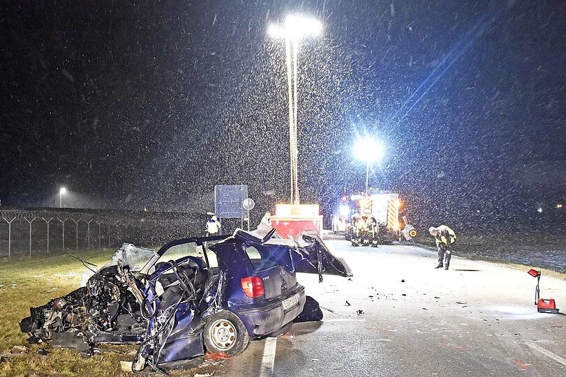 Bei dem schweren Unfall auf der Flugafenzufahrt kam eine 18-jährige Frau ums Leben.