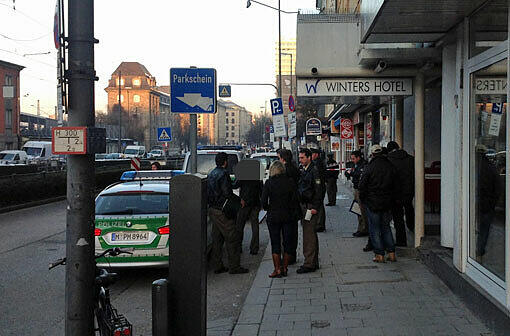 Polizeieinsatz in der Arnulfstraße: Ein Angestellter eines Nachtclubs findet am Dienstmorgen eine schwer verletzte Frau vor. Die Bilder von der Spurensicherung.