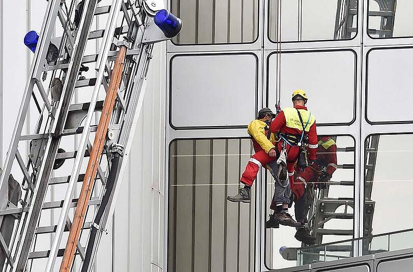 Beide Männer konnten unverletzt auf den Boden gebracht werden.