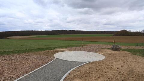 Ein Weg führt zum neuen geografischen Mittelpunkt der Europäischen Union auf einem Feld nahe Gadheim. Foto: Karl-Josef Hildenbrand/dpa/Archivbild