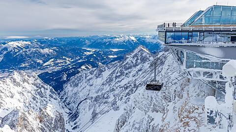 In dieser Wintersaison könnten die Bahnen und Lifte auf der Zugspitze auch mal langsamer fahren - die Sitzheizungen bleiben aus.