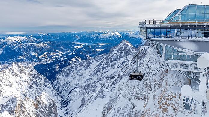 In dieser Wintersaison könnten die Bahnen und Lifte auf der Zugspitze auch mal langsamer fahren - die Sitzheizungen bleiben aus.