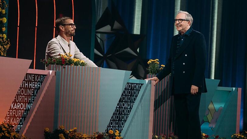 Olli Dittrich (r.) nahm die Kandidaten mit auf eine Zeitreise. Am Ende verlor er die Show aber wieder an Joko Winterscheidt. Olli Dittrich (r.) nahm die Kandidaten mit auf eine Zeitreise. Am Ende verlor er die Show aber wieder an Joko Winterscheidt.