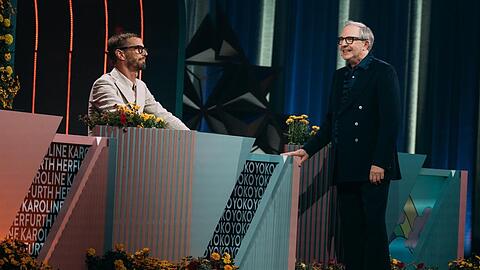 Olli Dittrich (r.) nahm die Kandidaten mit auf eine Zeitreise. Am Ende verlor er die Show aber wieder an Joko Winterscheidt.