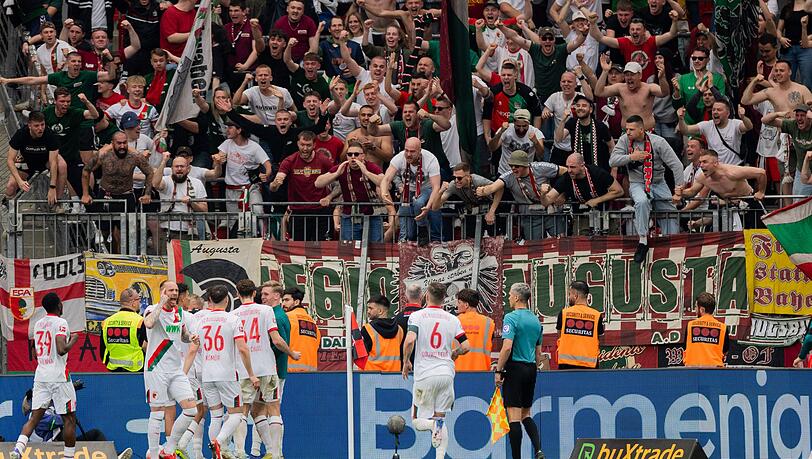 Augsburg jubelt &uuml;ber das 2:1 nach einem verwandelten Elfmeter in der Nachspielzeit.
