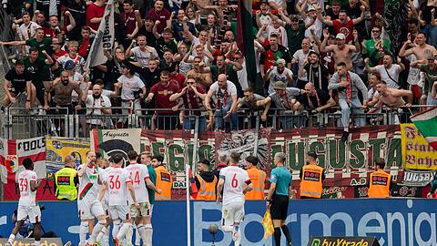 Augsburg jubelt &uuml;ber das 2:1 nach einem verwandelten Elfmeter in der Nachspielzeit.