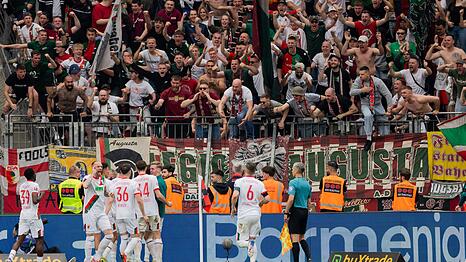 Augsburg jubelt &uuml;ber das 2:1 nach einem verwandelten Elfmeter in der Nachspielzeit.