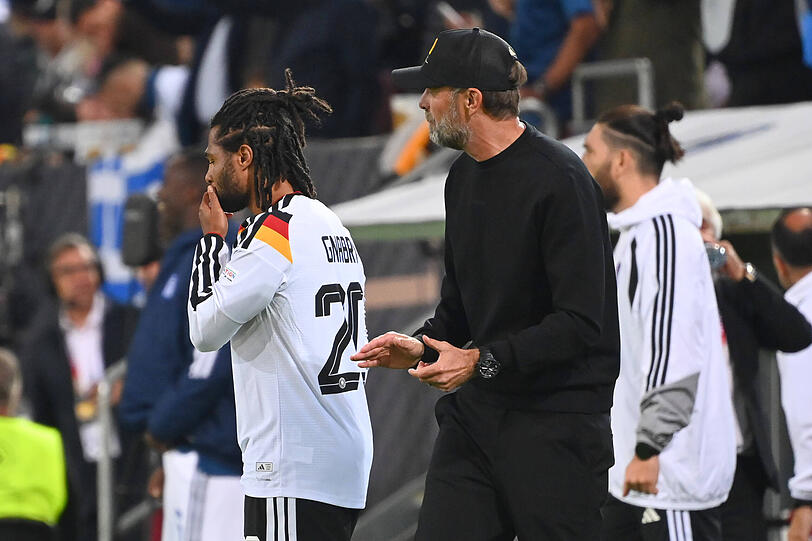 Gnabry mit Bundestrainer Jürgen Klopp (r.). Gnabry mit Bundestrainer Jürgen Klopp (r.).