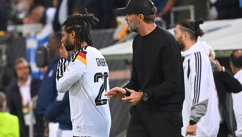 Gnabry mit Bundestrainer Jürgen Klopp (r.). Gnabry mit Bundestrainer Jürgen Klopp (r.).