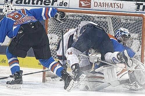 Kommt ein Huskie geflogen: Alex Leavitt nimmt Kurs Richtung Nürnberger Tor - aber Patrick Ehelechner hat den Puck.