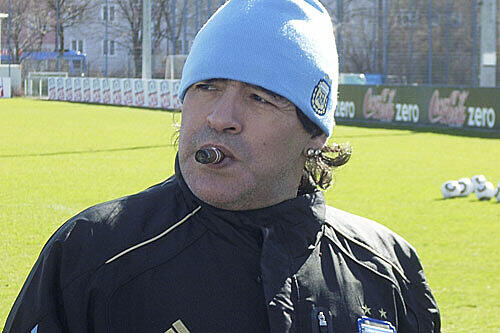 Zieht genüsslich an der Zigarre: Maradona bei seinem Kurzbesuch bei den Löwen