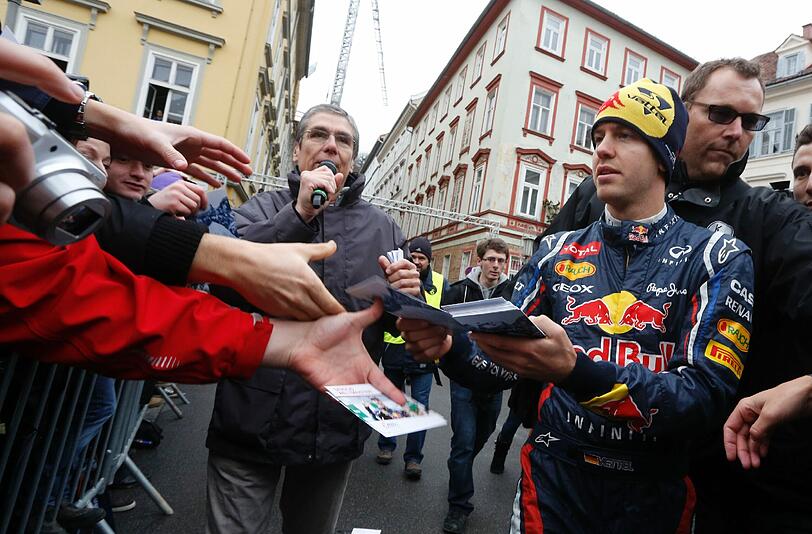 Große Siegesfeier für Sebastian Vettel in Graz: 30.000 Fans feiern den dreimaligen Titelträger, der er in seinem Red Bull einige Runden durch das alte Zentrum der österreichischen Stadt drehte.