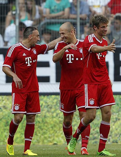 ARJEN ROBBEN NOTE 1Stammposition: Rechtsaußen. Herrlich gechippte Flanke, wie ein Golf-Annäherungsschlag aufs Grün, zu Ribéry, der zum 1:0 vollendet. Umgekehrt geht&rsquo;s auch. Flanke Ribéry, Kopfball (!) Robben aus Mittelstürmerposition &ndash; 4:1.