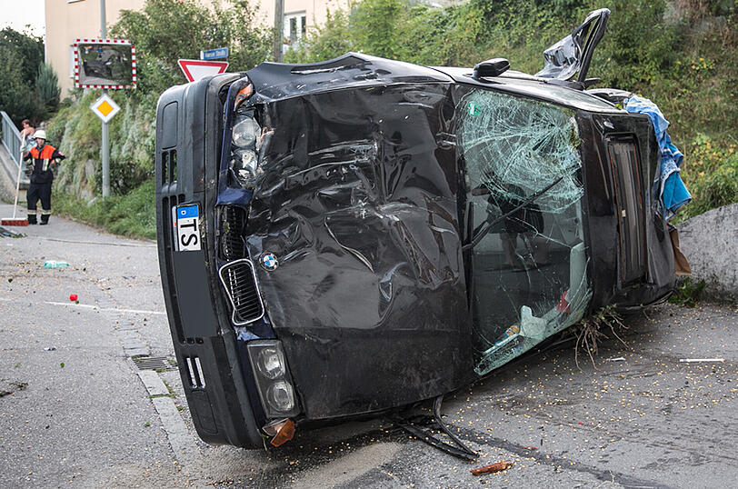 Der Fahrer konnte sich noch selbst aus dem Unfallfahrzeug befreien.