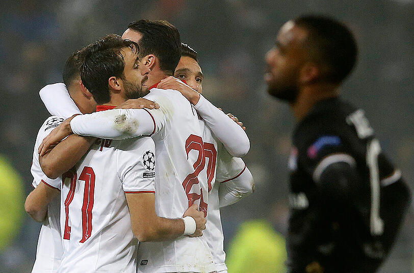 Jubel beim FC Sevilla: Die Spanier zogen dank eines Unentschiedens im letzten Gruppenspiel noch ins Achtelfinale der Champions League ein.