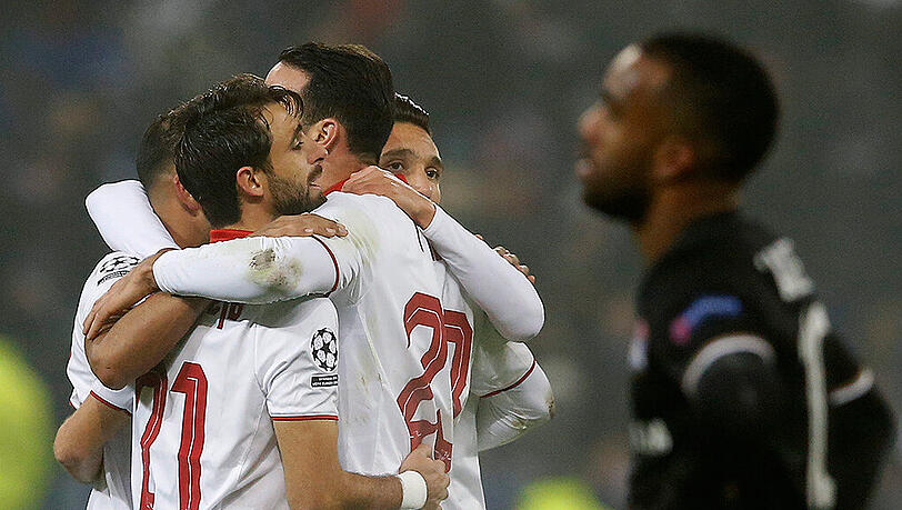 Jubel beim FC Sevilla: Die Spanier zogen dank eines Unentschiedens im letzten Gruppenspiel noch ins Achtelfinale der Champions League ein. Jubel beim FC Sevilla: Die Spanier zogen dank eines Unentschiedens im letzten Gruppenspiel noch ins Achtelfinale der Champions League ein.