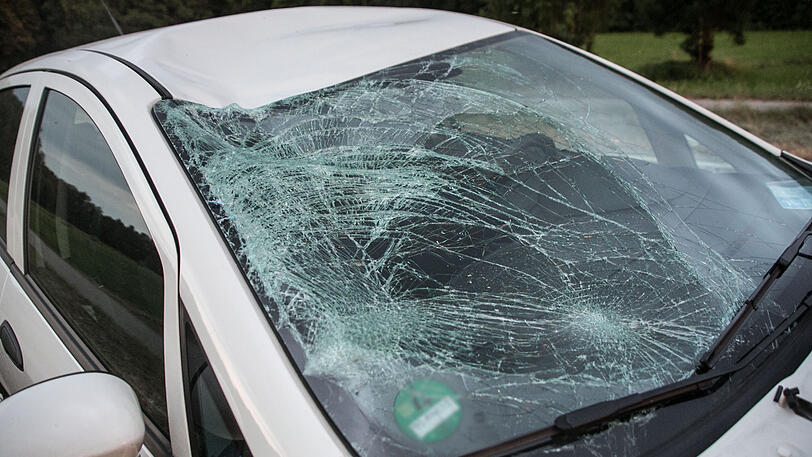 Die Windschutzscheibe des Autos ist kaputt, das Fahrrad des Zwölfjährigen komplett zerstört. Die Bilder vom Unfallort.