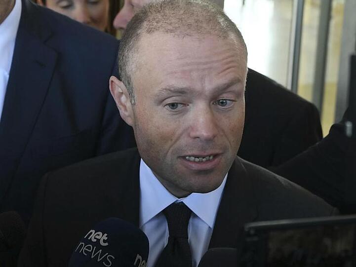 Maltas Premierminister Joseph Muscat spricht mit Reportern.