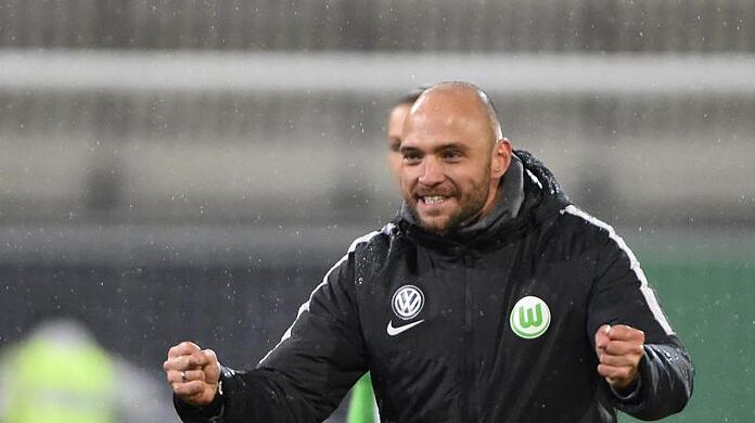Trainer Stephan Lerch und seine Wolfsburgerinnen stehen erneut im Pokalfinale.