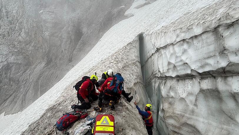 Die Bergwacht Grainau rettet einen Mann am Höllentalferner aus einer Gletscherspalte.