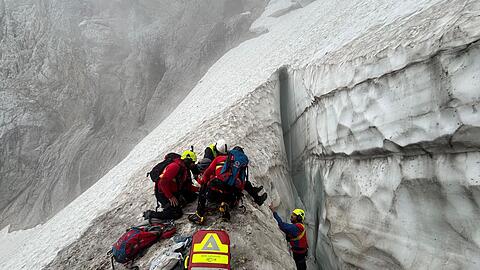 Die Bergwacht Grainau rettet einen Mann am Höllentalferner aus einer Gletscherspalte.