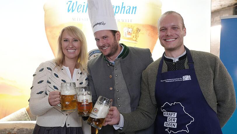 Das Trio für das Weihenstephaner am Platzl: Ferdinand Zinner (r.), Sebastian Zinner und Cornelia Zinner. Sie werden ab nächstem Jahr das neue Brauhaus führen.