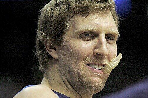 Hat wieder Spaß am Rumalbern: Dirk Nowitzki und den Dallas Mavericks gelingt der langersehnte Erfolg.
