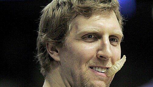 Hat wieder Spaß am Rumalbern: Dirk Nowitzki und den Dallas Mavericks gelingt der langersehnte Erfolg. Hat wieder Spaß am Rumalbern: Dirk Nowitzki und den Dallas Mavericks gelingt der langersehnte Erfolg.