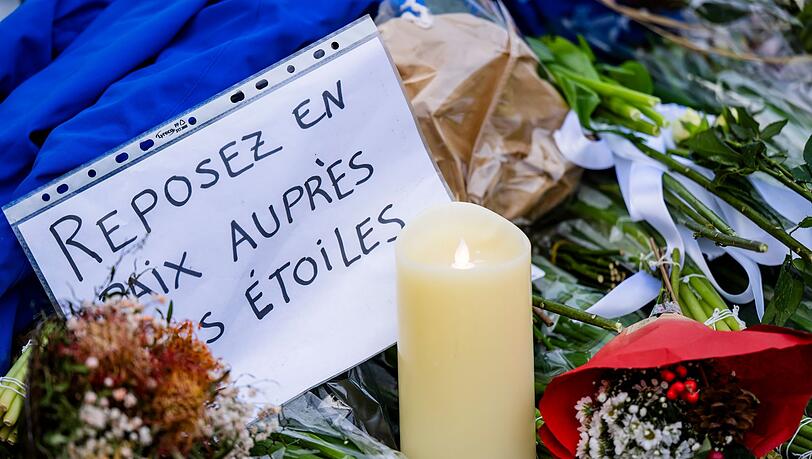 "Ruhet in Frieden bei den Sternen", steht auf einer Botschaft am Brandort.