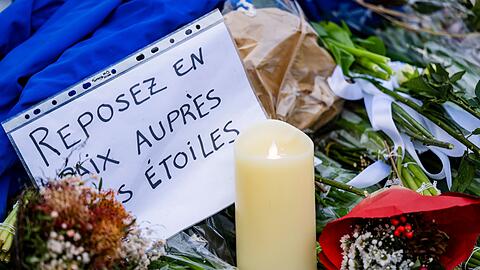 "Ruhet in Frieden bei den Sternen", steht auf einer Botschaft am Brandort.