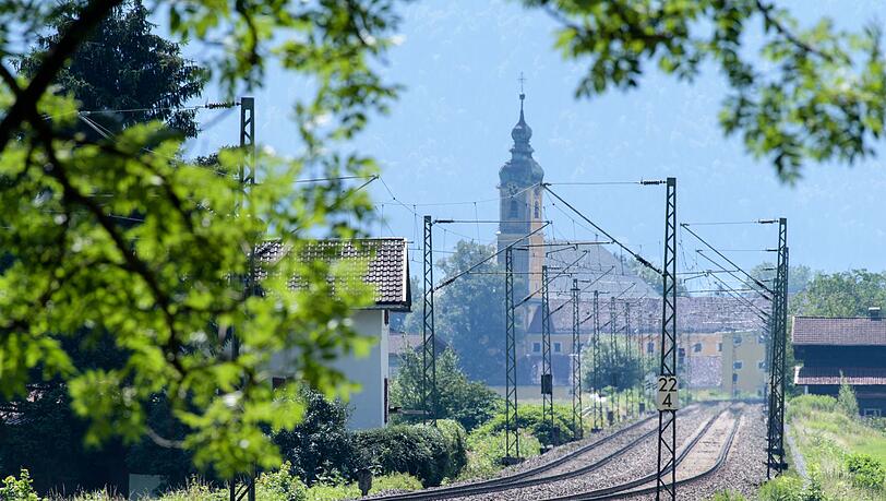 Die alte Bahnstrecke Rosenheim - Kufstein bei Flintsbach am Inn. Die DB will die 1858 er&ouml;ffnete historische Strecke neu bauen. Die gesch&auml;tzten Kosten liegen bei knapp neun Milliarden Euro, hinzu kommt ein immenser Risikopuffer. (Archivbild)