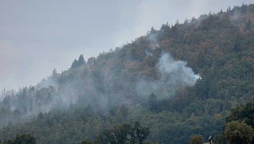 Der Waldbrand in Freudenberg ist unter Kontrolle, doch die L&ouml;scharbeiten in dem unwegsamen Gel&auml;nde dauern an.