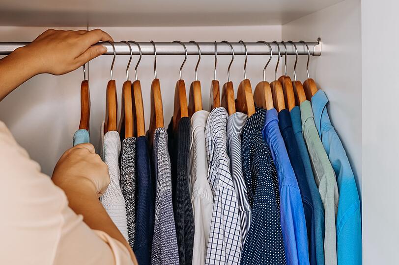 Der Kleiderschrank ist voll, die Auswahl gefühlt trotzdem klein - und das Aussortieren fällt schwer. Ein einfacher Trick nimmt Ihnen die Entscheidung ab: Drehen Sie alle Kleiderbügel mit der offenen Seite nach hinten. Wenn das Teil getragen wurde, wird der Kleiderbügel umgedreht. Was nach Monaten noch unverändert hängt, wird offensichtlich nicht gebraucht - und darf gehen. Der Kleiderschrank ist voll, die Auswahl gefühlt trotzdem klein - und das Aussortieren fällt schwer. Ein einfacher Trick nimmt Ihnen die Entscheidung ab: Drehen Sie alle Kleiderbügel mit der offenen Seite nach hinten. Wenn das Teil getragen wurde, wird der Kleiderbügel umgedreht. Was nach Monaten noch unverändert hängt, wird offensichtlich nicht gebraucht - und darf gehen.