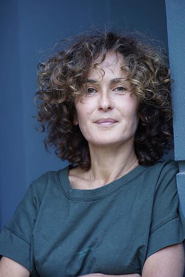 Marie-Lou Sellem studierte Schauspiel in Essen und stand danach in Basel, Hamburg und Z&uuml;rich auf renommierten Theaterb&uuml;hnen. Bekannt wurde sie 1997 durch Tom Tykwers "Winterschl&auml;fer". F&uuml;r "Knochen und Namen" erhielt sie 2023 den Deutschen Schauspielpreis als beste Nebendarstellerin. 2024 deb&uuml;tierte sie mit "Die Schule der Frauen" als Regisseurin.