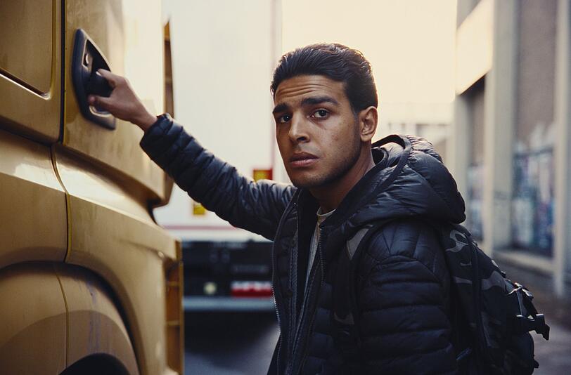 19. Dezember 2016: Am Tag des Attentats tötet Anis Amri (Wael Alkhatib) einen polnischen LKW-Fahrer, stiehlt seinen Truck und fährt damit in die Menschenmenge auf dem Weihnachtsmarkt am Breitscheidplatz. 13 Menschen sterben, 70 weitere werden verletzt - viele davon schwer. 19. Dezember 2016: Am Tag des Attentats tötet Anis Amri (Wael Alkhatib) einen polnischen LKW-Fahrer, stiehlt seinen Truck und fährt damit in die Menschenmenge auf dem Weihnachtsmarkt am Breitscheidplatz. 13 Menschen sterben, 70 weitere werden verletzt - viele davon schwer.