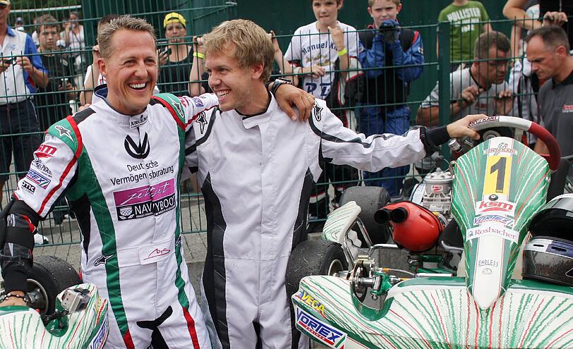 Das Kart-Duell der Formel-1-Weltmeister: Michael Schumacher fuhr seinem Kollegen Sebastian Vettel davon. Spaß hatten alle. Die besten Bilder aus Kerpen...