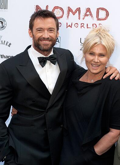 Eher nach Wildwuchs sieht dagegen das aus, was Hollywood-Star Hugh Hugh Jackman präsentiert. Selbstbewusst
steht er zu seinen grauen Härchen. Als &bdquo;Sexiest Man Alive" kann man sich das freilich leisten.
