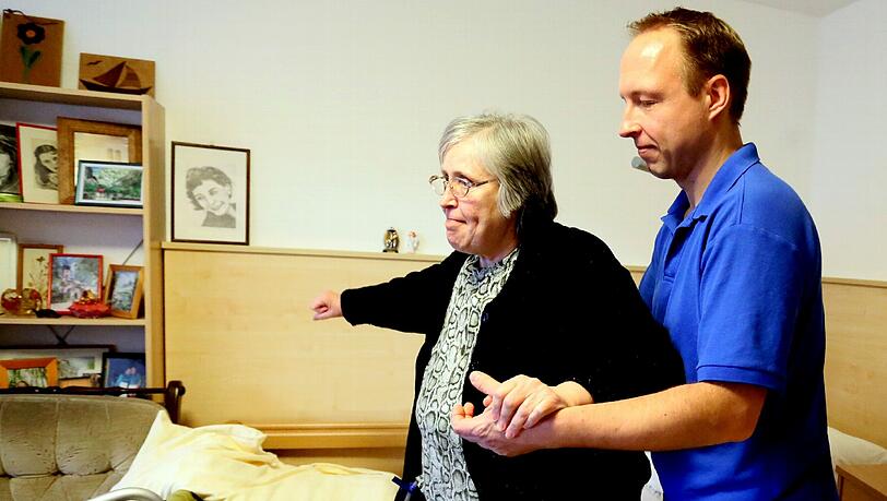 Kraftübungen, um fit zu bleiben: Rolf Liebmann trainiert mit Verena Babl. Kraftübungen, um fit zu bleiben: Rolf Liebmann trainiert mit Verena Babl.