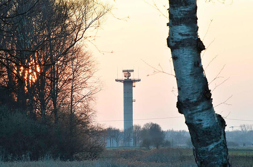 Eine Lichtsäule zeigt, dass der Flughafen München ganz nah ist.